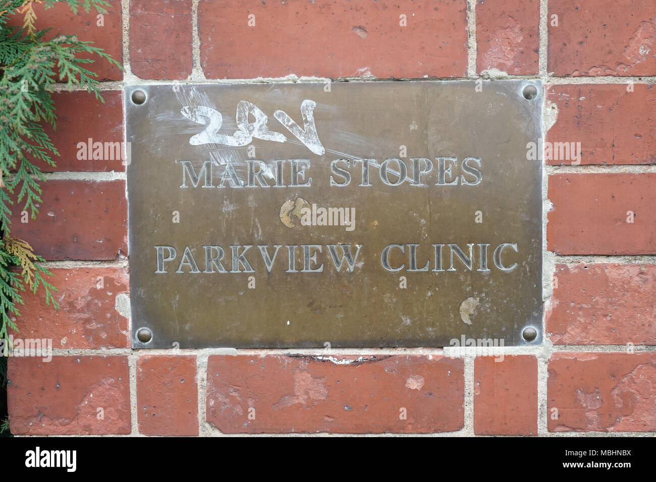 Londra, UIK. 11 aprile 2018. Di Marie Stopes nome placca alla sua funzione Parkview clinica a vanga Lane, Ealing, London, dopo Ealing Consiglio per la decisione di imporre un divieto sulle proteste al di fuori della clinica. Foto data: mercoledì 11 aprile, 2018. Credito: Roger Garfield/Alamy Live News Foto Stock