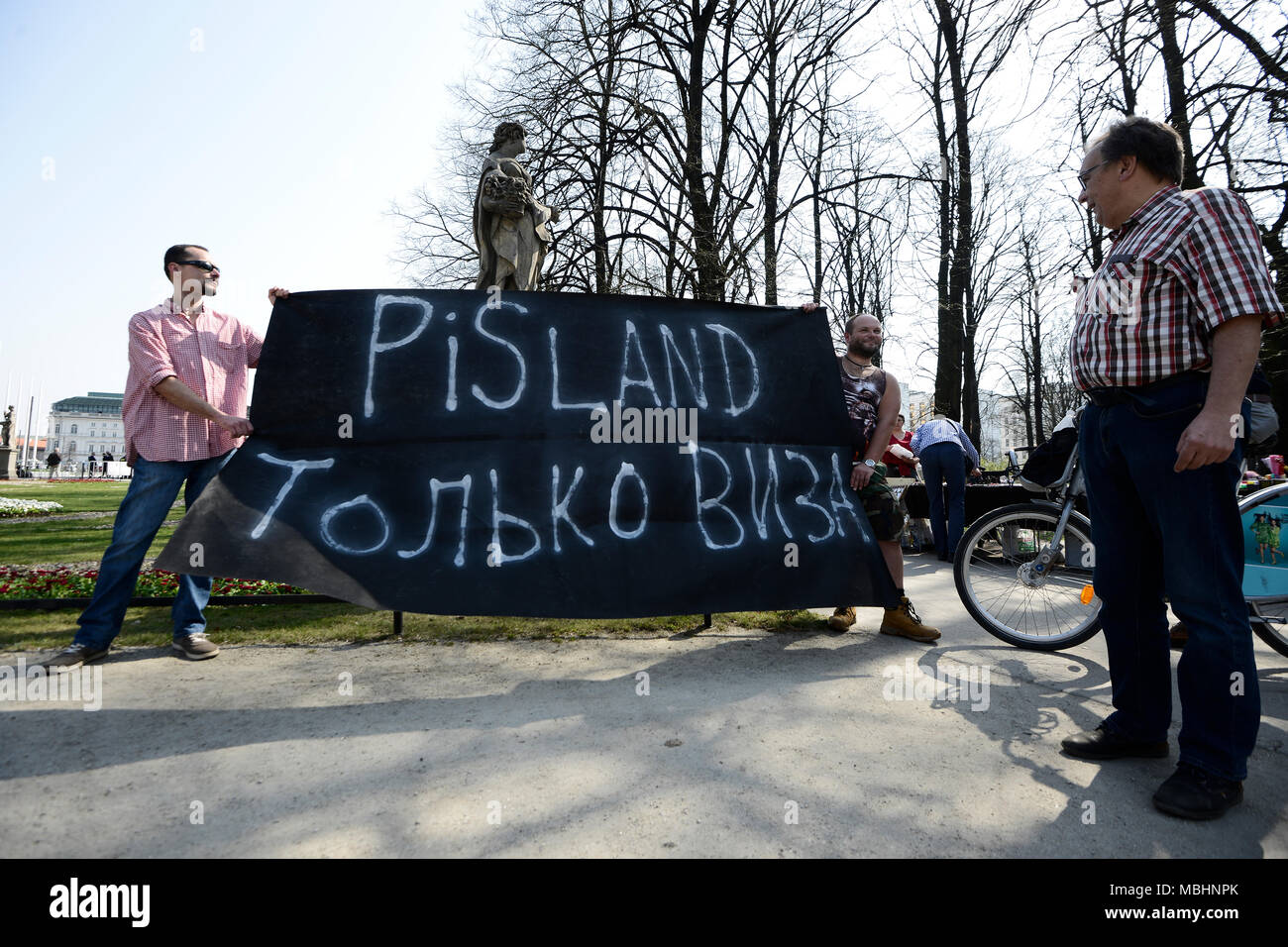 Varsavia, Polonia il 10 aprile 2018. Le persone si sono riunite martedì in piazza Pilsudski per il 8° anniversario di Smolensk luogo crash che ha ucciso 92 livello elevato i funzionari del governo compresi allora presidente e fratello di corrente, leader de facto Jaroslaw Kaczynski Lech Kaczynski. Un controverso monumento in ricordo delle vittime è stato rivelato sul quadrato che è stato criticato come diffamare la piazza che è stata costruita in onore del leader de facto della Seconda repubblica polacca Jozef Pilsudski. Credito: Jaap Arriens/Alamy Live News Foto Stock