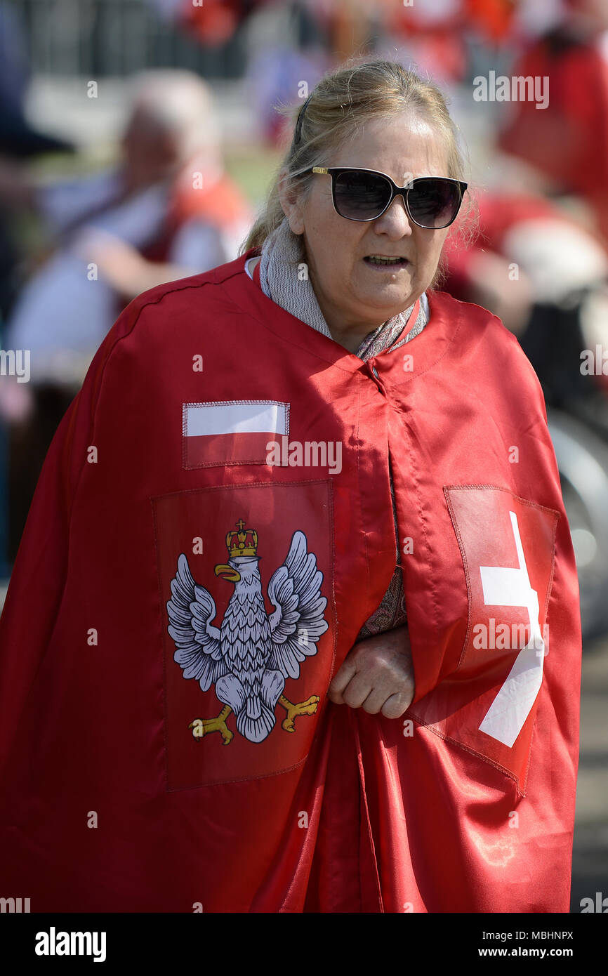 Varsavia, Polonia il 10 aprile 2018. Le persone si sono riunite martedì in piazza Pilsudski per il 8° anniversario di Smolensk luogo crash che ha ucciso 92 livello elevato i funzionari del governo compresi allora presidente e fratello di corrente, leader de facto Jaroslaw Kaczynski Lech Kaczynski. Un controverso monumento in ricordo delle vittime è stato rivelato sul quadrato che è stato criticato come diffamare la piazza che è stata costruita in onore del leader de facto della Seconda repubblica polacca Jozef Pilsudski. Credito: Jaap Arriens/Alamy Live News Foto Stock