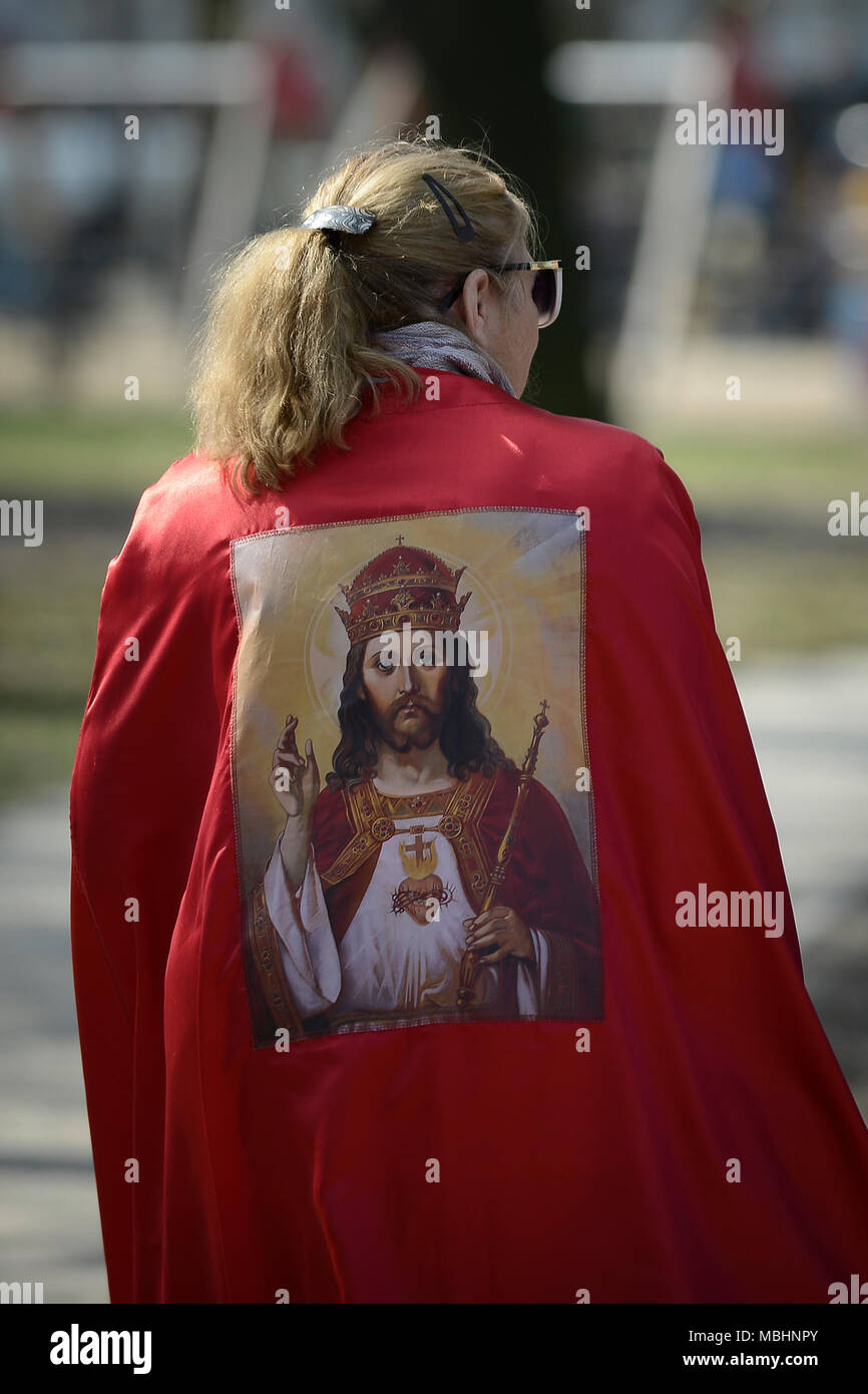 Varsavia, Polonia il 10 aprile 2018. Le persone si sono riunite martedì in piazza Pilsudski per il 8° anniversario di Smolensk luogo crash che ha ucciso 92 livello elevato i funzionari del governo compresi allora presidente e fratello di corrente, leader de facto Jaroslaw Kaczynski Lech Kaczynski. Un controverso monumento in ricordo delle vittime è stato rivelato sul quadrato che è stato criticato come diffamare la piazza che è stata costruita in onore del leader de facto della Seconda repubblica polacca Jozef Pilsudski. Credito: Jaap Arriens/Alamy Live News Foto Stock