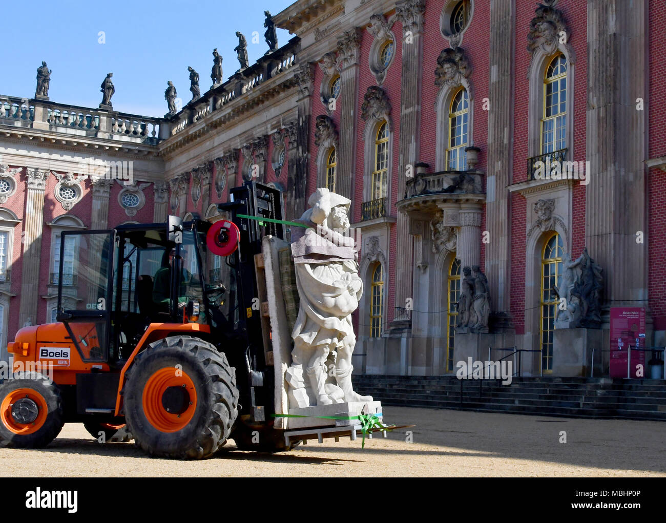 11 aprile 2018, Germania, Potsdam: una scultura restaurata è spostato nel palazzo e il piazzale antistante al Neues Palais (Palazzo Nuovo). Le sculture che Federico il Grande aveva eretto intorno al 1766, ora sono tornati alle loro piedistalli. Foto: Bernd Settnik/dpa-Zentralbild/ZB Credito: dpa picture alliance/Alamy Live News Foto Stock