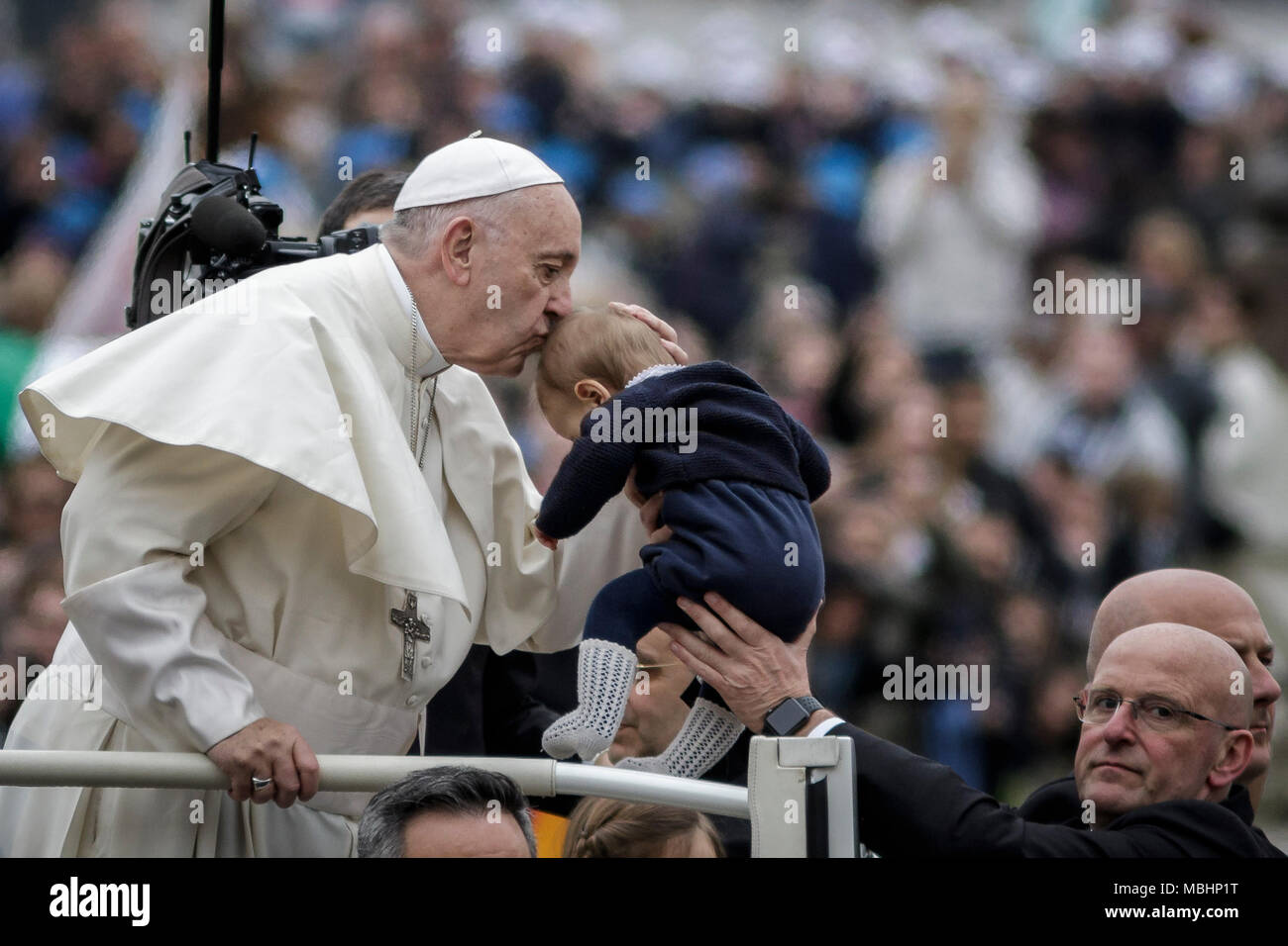 Città del Vaticano il Vaticano. 11 Aprile, 2018. Papa Francesco conduce Udienza Generale in Piazza San Pietro. Credito: Giuseppe Ciccia/Alamy Live News Foto Stock