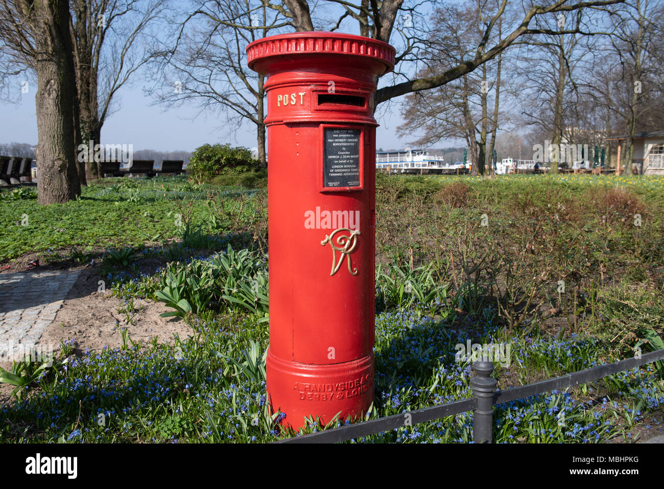 11 aprile 2018, Berlin, Germania: una cassetta postale in inglese su un  area verde dal lago Tegeler. Lo storico inglese Mailbox dell'isola,  originato 1973 da Greenwich. L'inglese cabina telefonica può anche essere