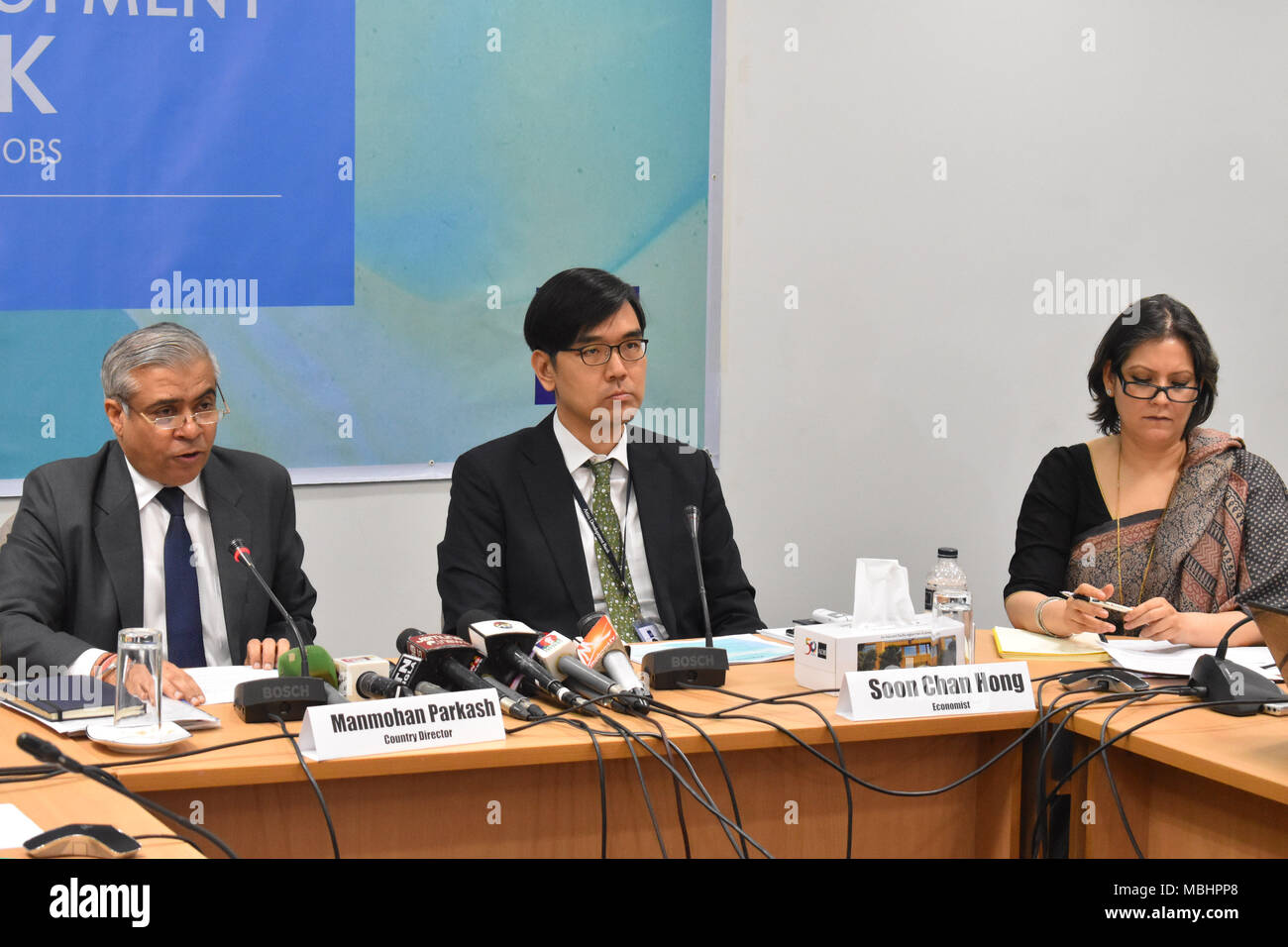 Dacca. Xi Apr, 2018. Banca Asiatica di Sviluppo (ADB) funzionari breve i giornalisti su ADB in Bangladesh la crescita economica a Dhaka, nel Bangladesh, Aprile 11, 2018. La Banca Asiatica di Sviluppo (ADB) è la previsione del Bangladesh economia in espansione da 7 per cento nel 2018-2019 fiscale (luglio 2018-giugno 2019), riflettendo la moderazione da lo scorso anno, come l'agricoltura e servizi la crescita lenta. Credito: Xinhua/Alamy Live News Foto Stock