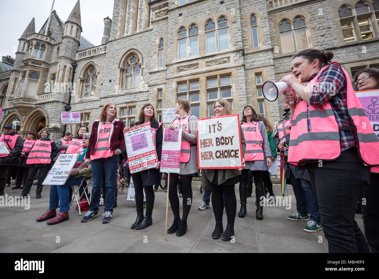 Ealing, West London, Regno Unito. Il 10 aprile 2018. Suor sostenitore Pro-Choice membri esterni Ealing Town Hall il giorno Ealing Consiglio membri del gabinetto hanno votato per decidere il Regno Unito il primo spazio pubblico ordine di protezione (PSPO) zona sicura al di fuori del Marie Stopes health clinic. Credito: Guy Corbishley/Alamy Live News Foto Stock