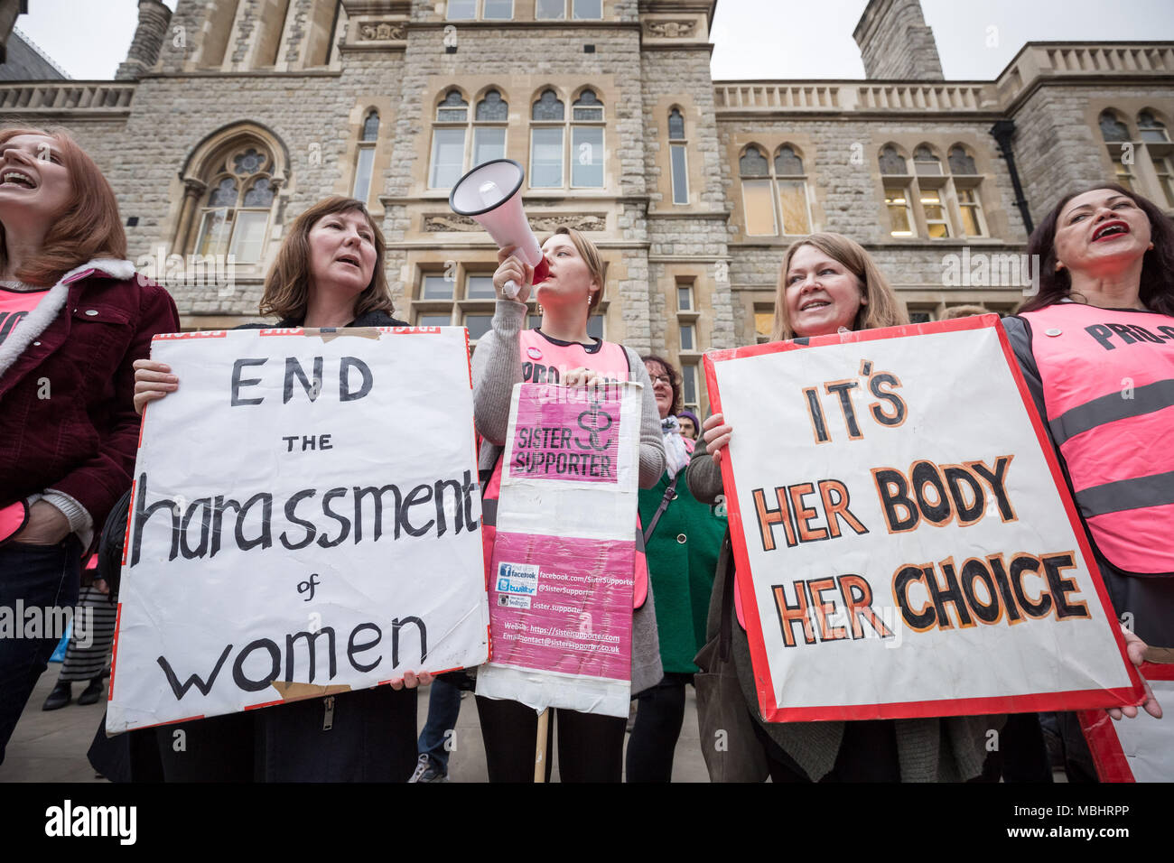 Ealing, West London, Regno Unito. Il 10 aprile 2018. Suor sostenitore Pro-Choice membri esterni Ealing Town Hall il giorno Ealing Consiglio membri del gabinetto hanno votato per decidere il Regno Unito il primo spazio pubblico ordine di protezione (PSPO) zona sicura al di fuori del Marie Stopes health clinic. Credito: Guy Corbishley/Alamy Live News Foto Stock