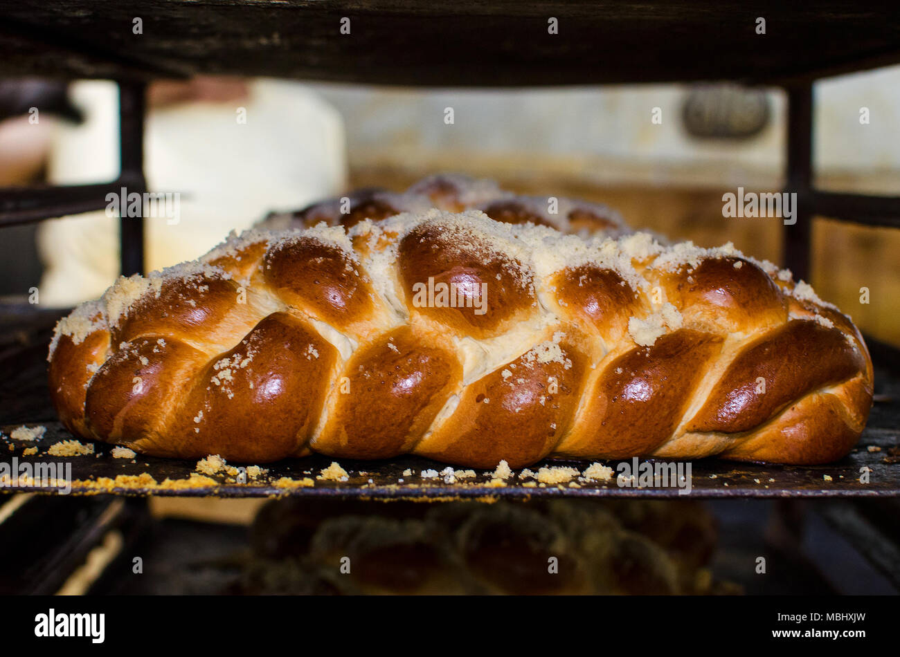 Pane appena sfornato goldenfancy pane in una panetteria di grandi dimensioni. Foto Stock