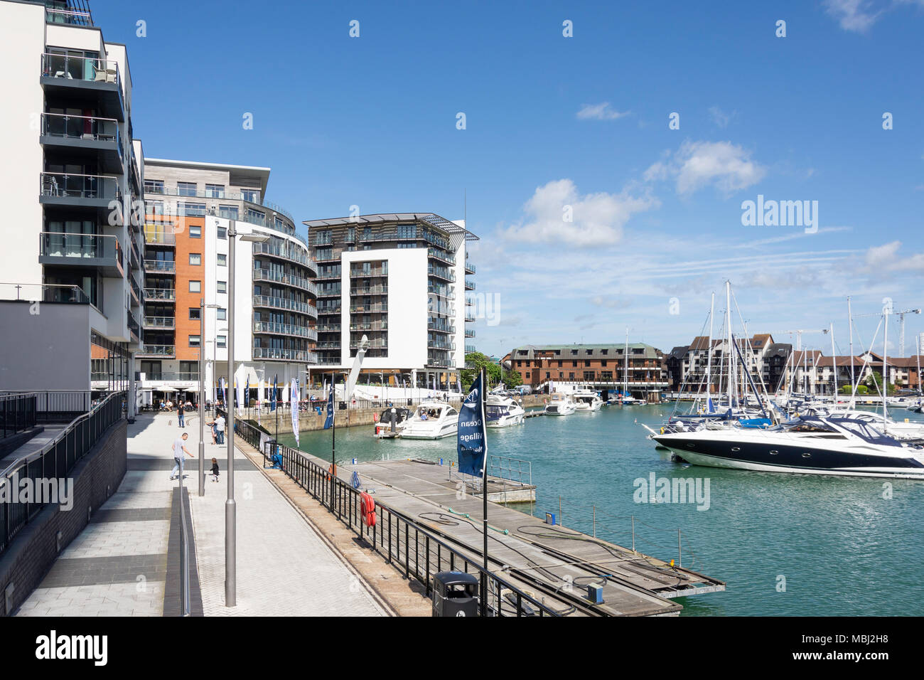 Il Quayside a Ocean Village Marina, Southampton, Hampshire, Inghilterra, Regno Unito Foto Stock