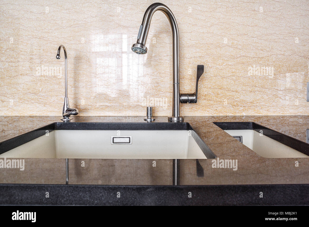 Progettato cucina interno in appartamento di lusso, pareti bianche,  pavimento in legno duro a microonde in acciaio inox e forno e macchina per  il caffè, pietra e countertop marb Foto stock -