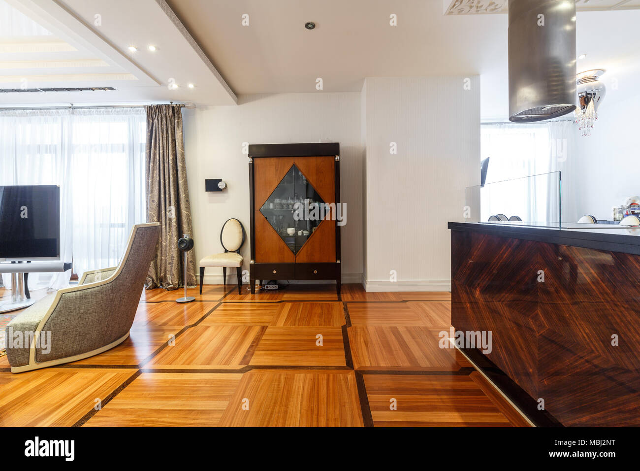 Progettato cucina interno in appartamento di lusso, pareti bianche,  pavimento in legno duro a microonde in acciaio inox e forno e macchina per  il caffè, pietra e countertop marb Foto stock -