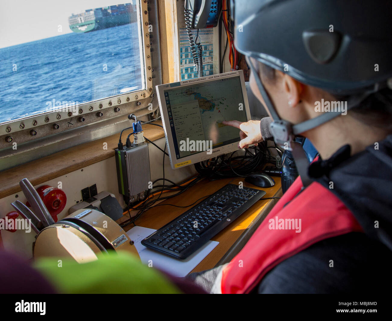 Un membro di equipaggio controllare il nome e le posizioni delle altre  barche sullo schermo del sistema AIS. La seconda missione di SeeFuchs, una  delle due barche di mare occhio organizzazione ha