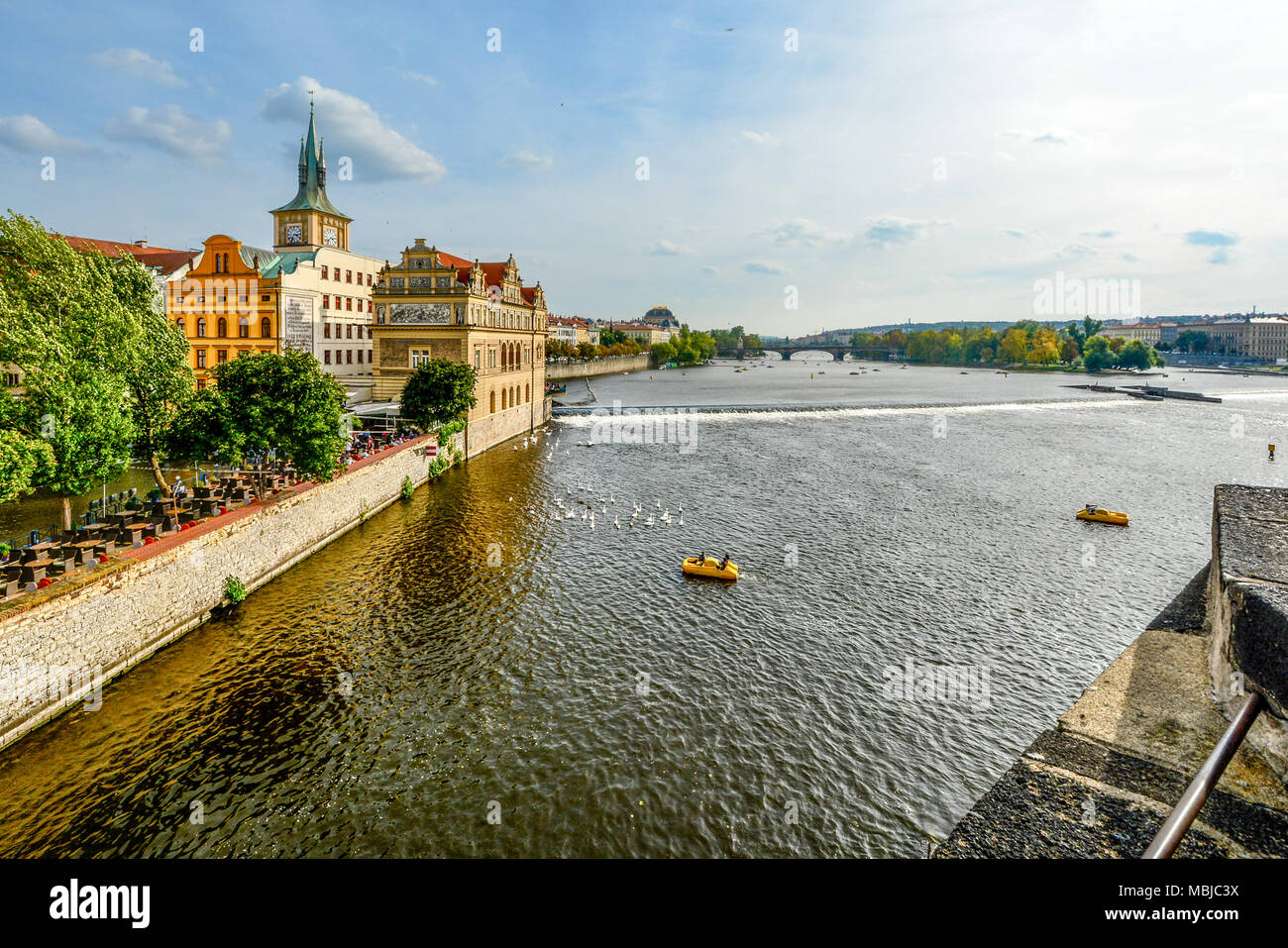Il fiume Vltava e le banche della città di Praga, Cechia, preso dal Charles Bridge a inizio autunno Foto Stock