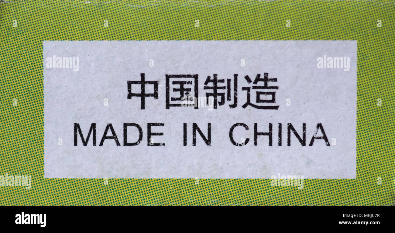 Fabbricato in Cina etichetta scritta su un pacchetto in inglese e in cinese semplificato Foto Stock