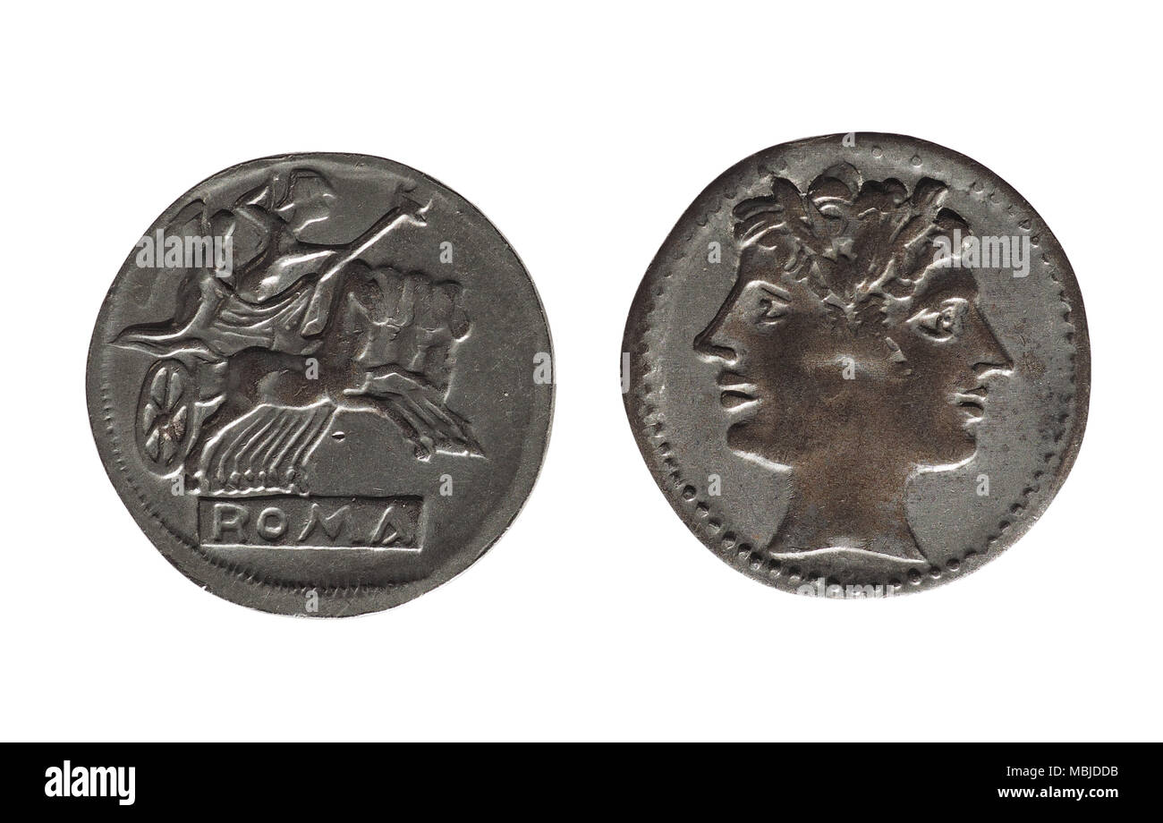 Antica moneta romana con carri e cavalli isolate su sfondo bianco Foto  stock - Alamy