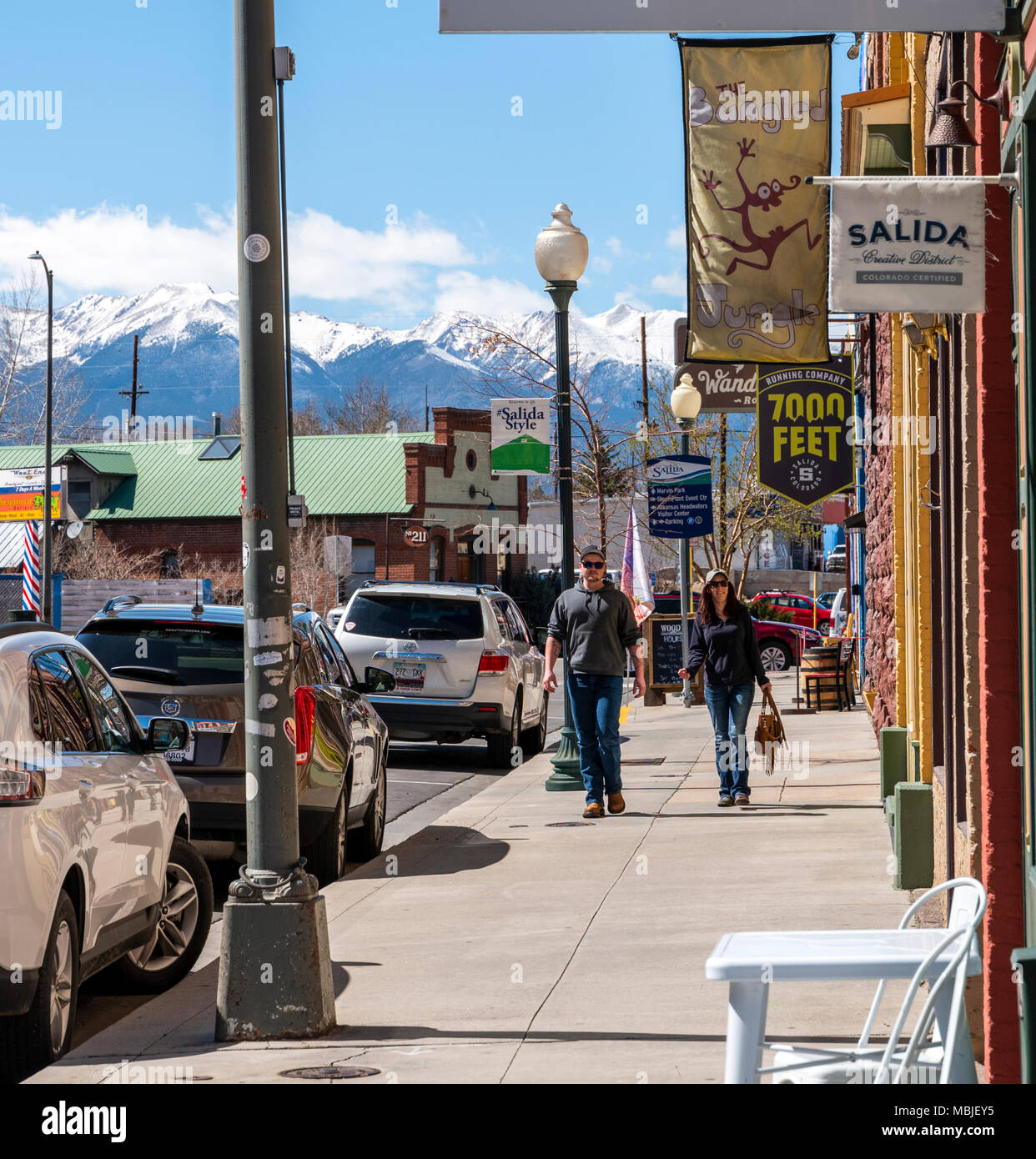 I turisti a camminare sul marciapiede; Distretto Storico Nazionale; negozi nel centro cittadino di Salida; Colorado; USA Foto Stock