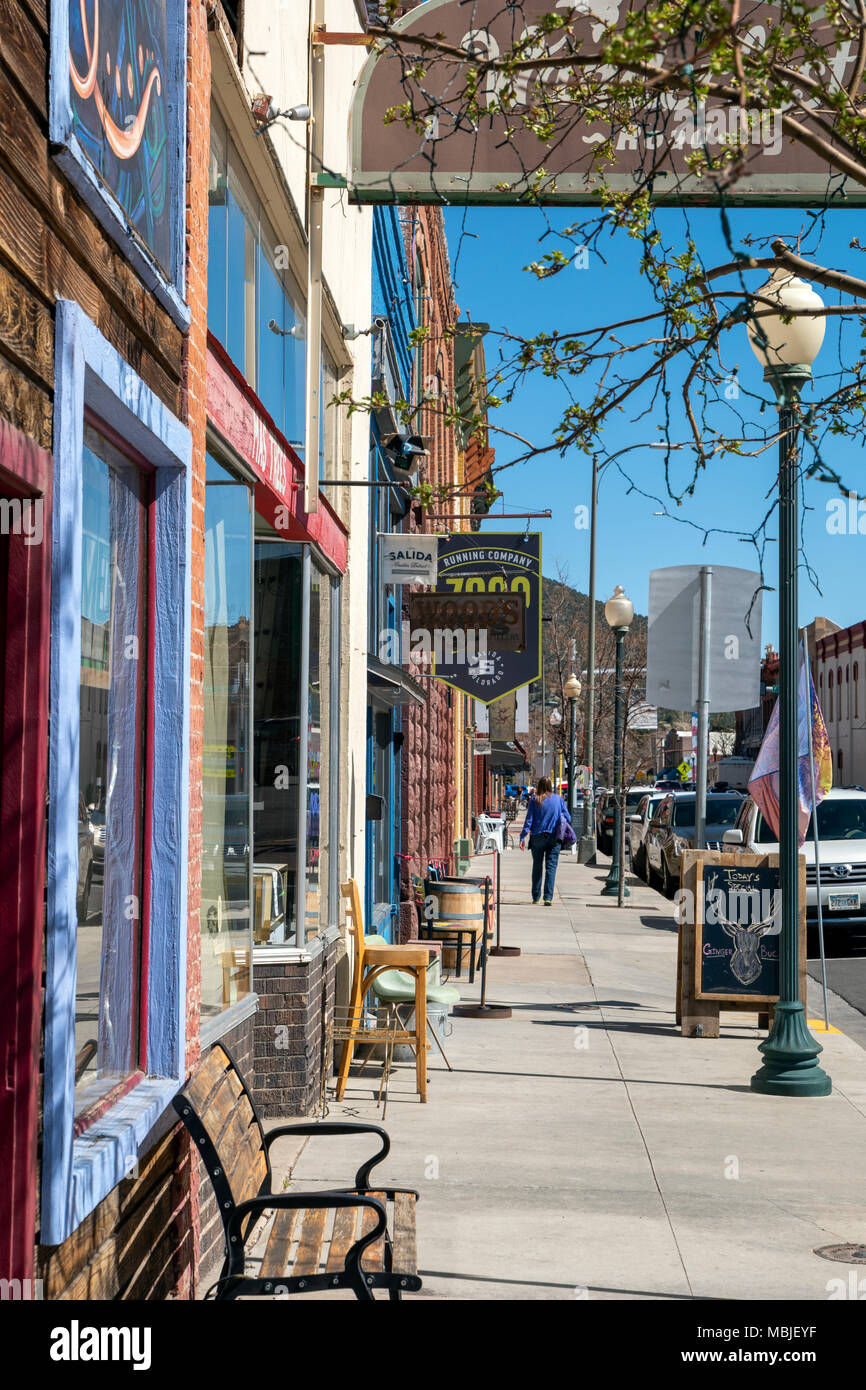 I turisti a camminare sul marciapiede; Distretto Storico Nazionale; negozi nel centro cittadino di Salida; Colorado; USA Foto Stock