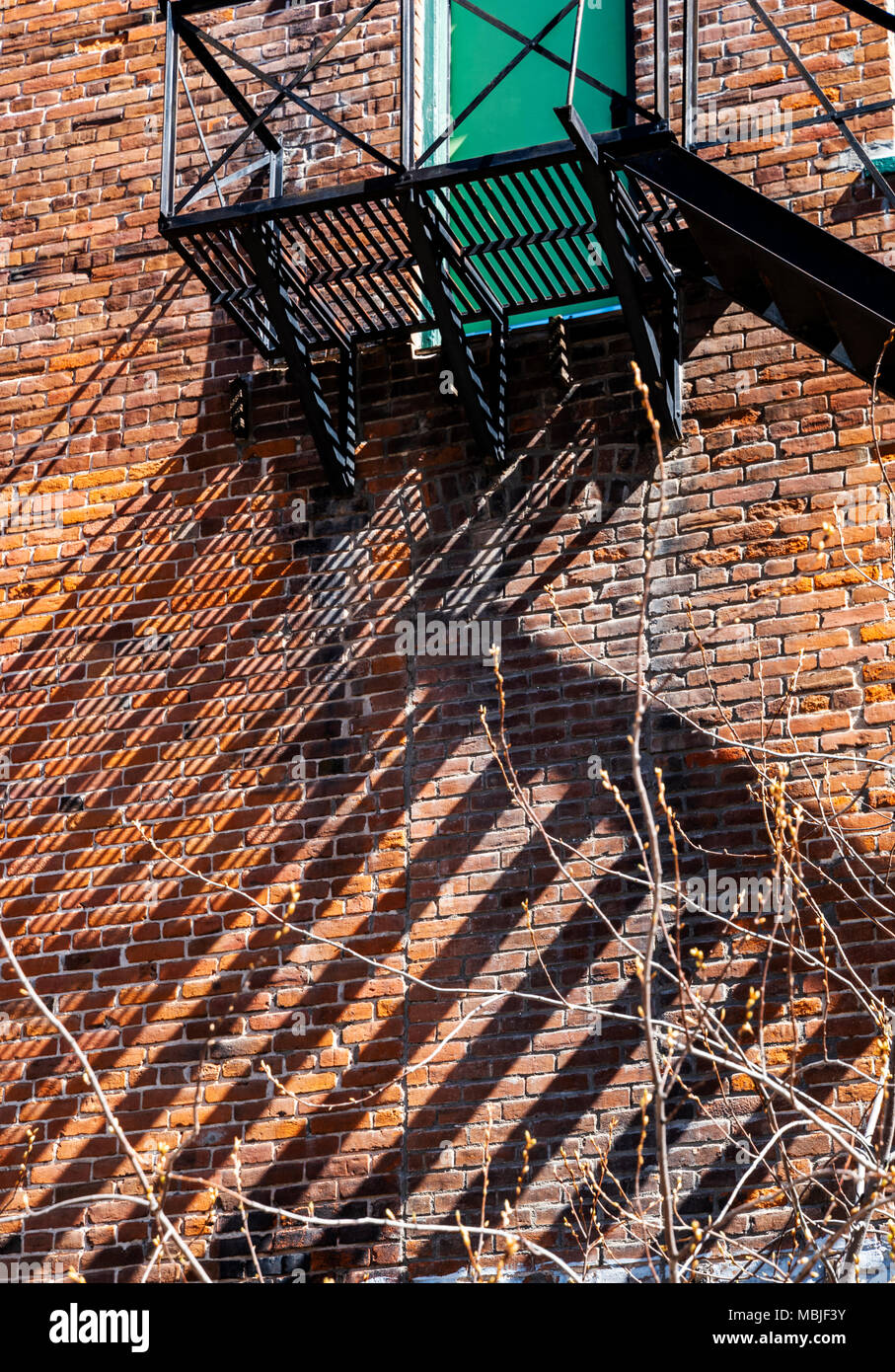 Iron fire escape getta ombre grafico sullo storico edificio in mattoni; Distretto Storico Nazionale; Salida; Colorado; USA Foto Stock