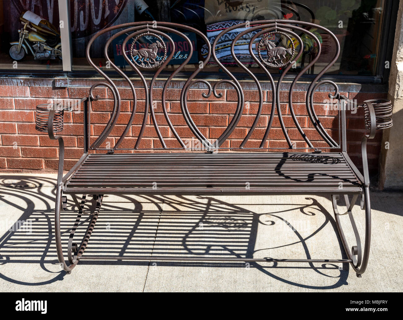 Ferro battuto panca crea un grafico astratti modelli di ombra; Distretto Storico Nazionale; Salida; Colorado; USA Foto Stock