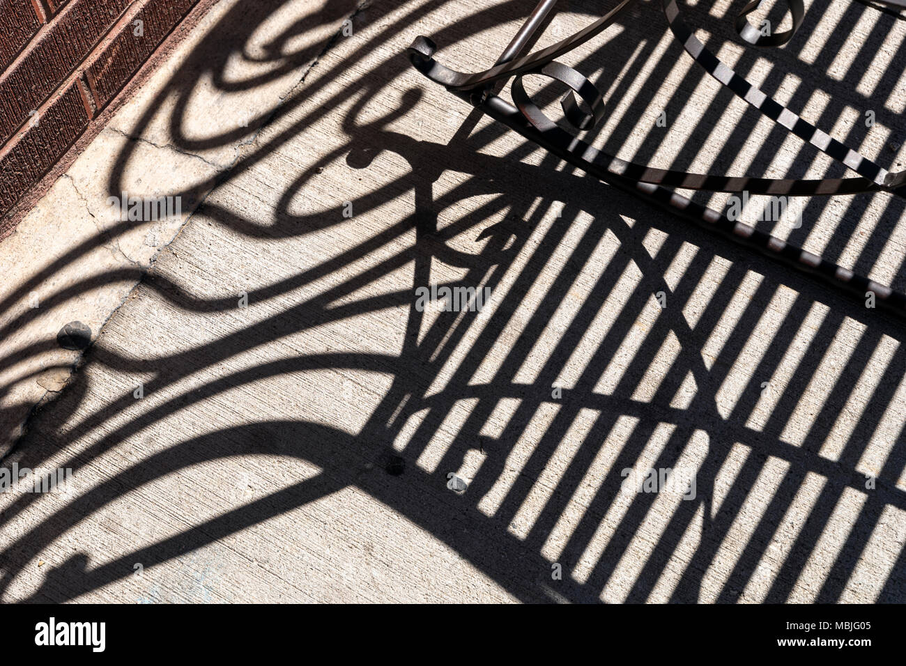 Ferro battuto panca crea un grafico astratti modelli di ombra; Distretto Storico Nazionale; Salida; Colorado; USA Foto Stock