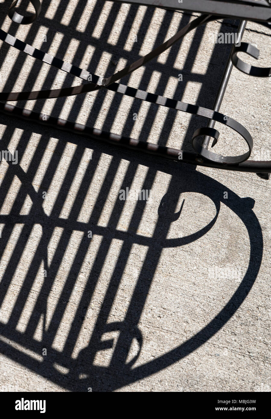 Ferro battuto panca crea un grafico astratti modelli di ombra; Distretto Storico Nazionale; Salida; Colorado; USA Foto Stock