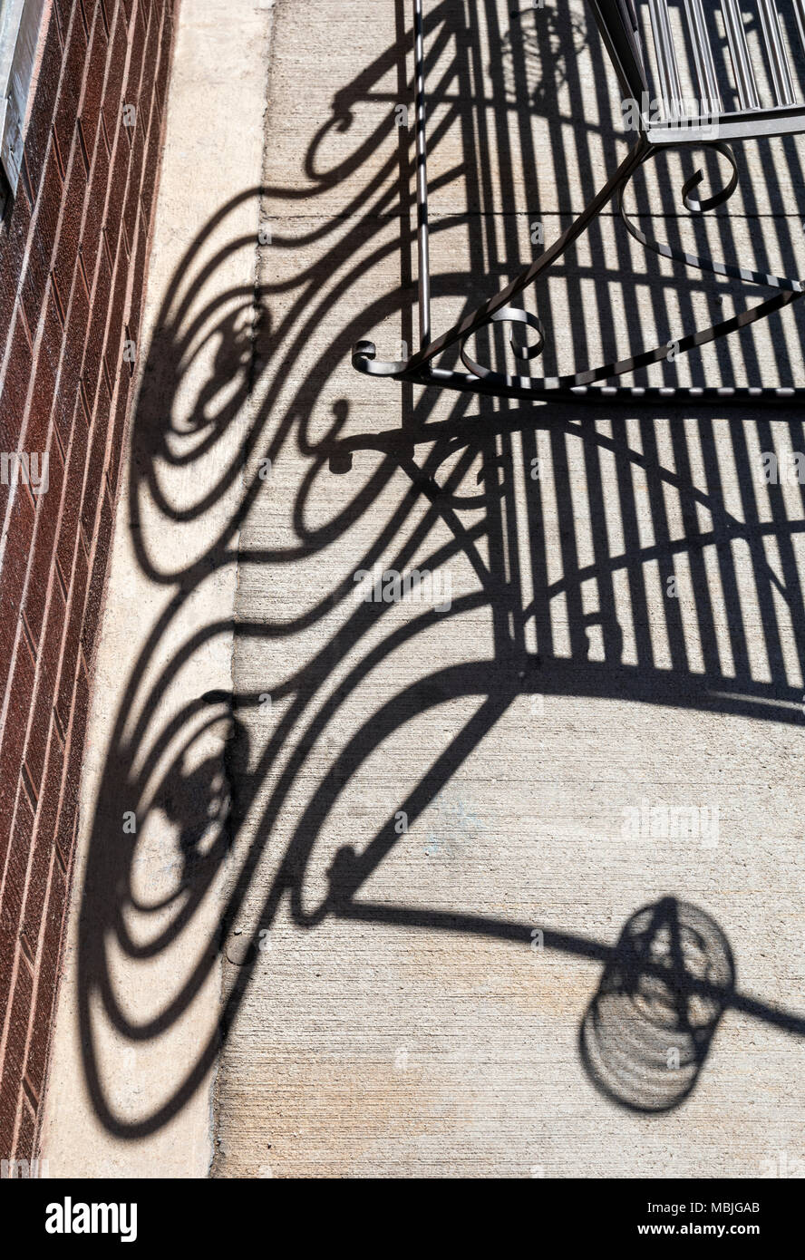 Ferro battuto panca crea un grafico astratti modelli di ombra; Distretto Storico Nazionale; Salida; Colorado; USA Foto Stock