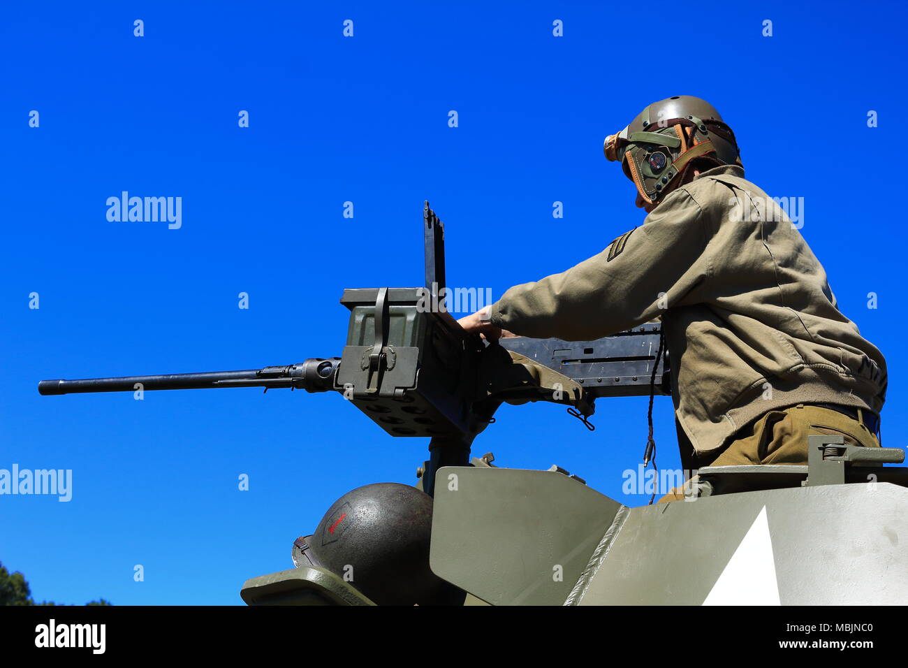Soldato americano la cottura la torretta mitragliatrice su un carro Sherman Foto Stock