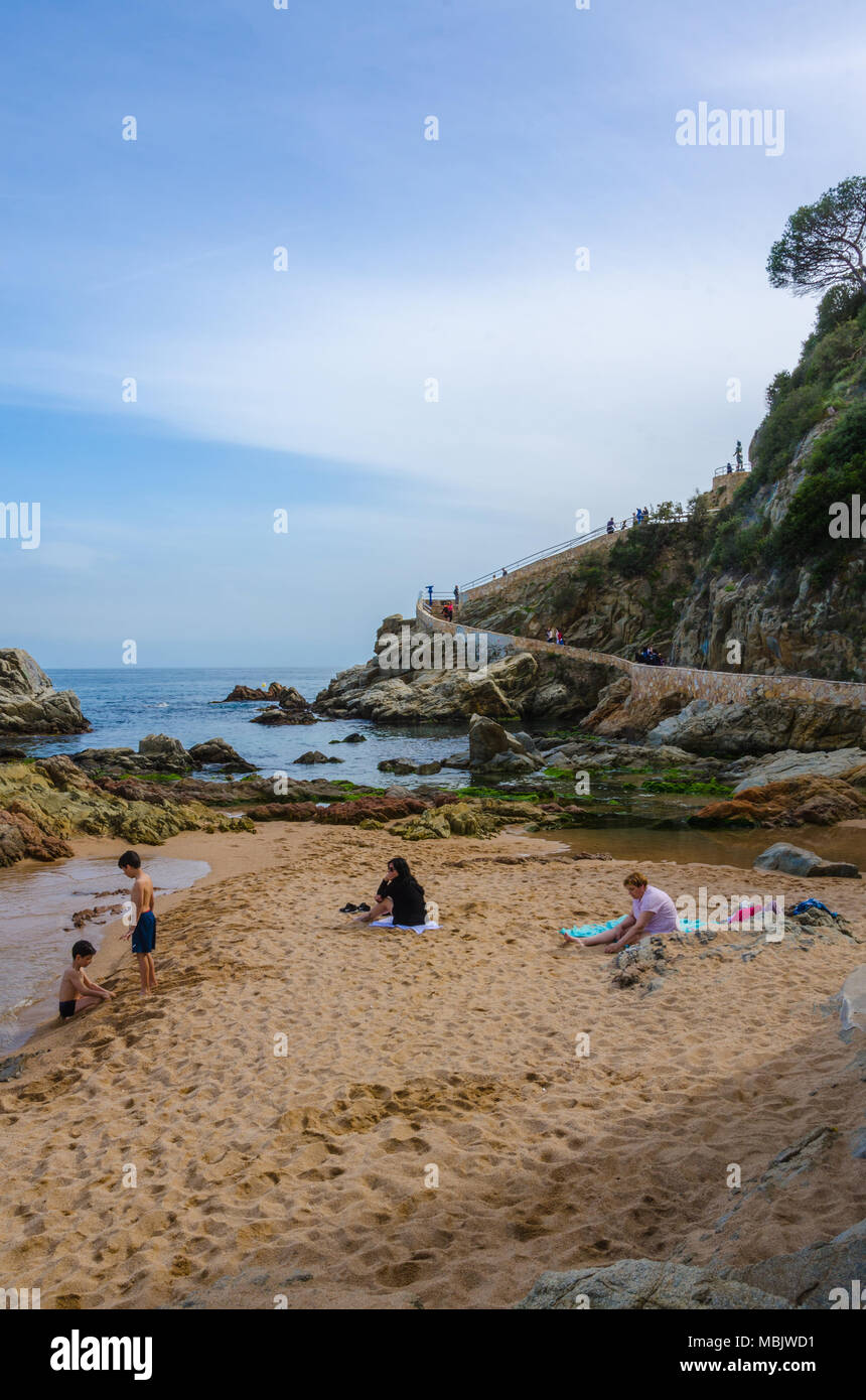 Una piccola spiaggia adiacente alla principale torna a Lloret de Mar in Costa Brava regione della Spagna. Foto Stock