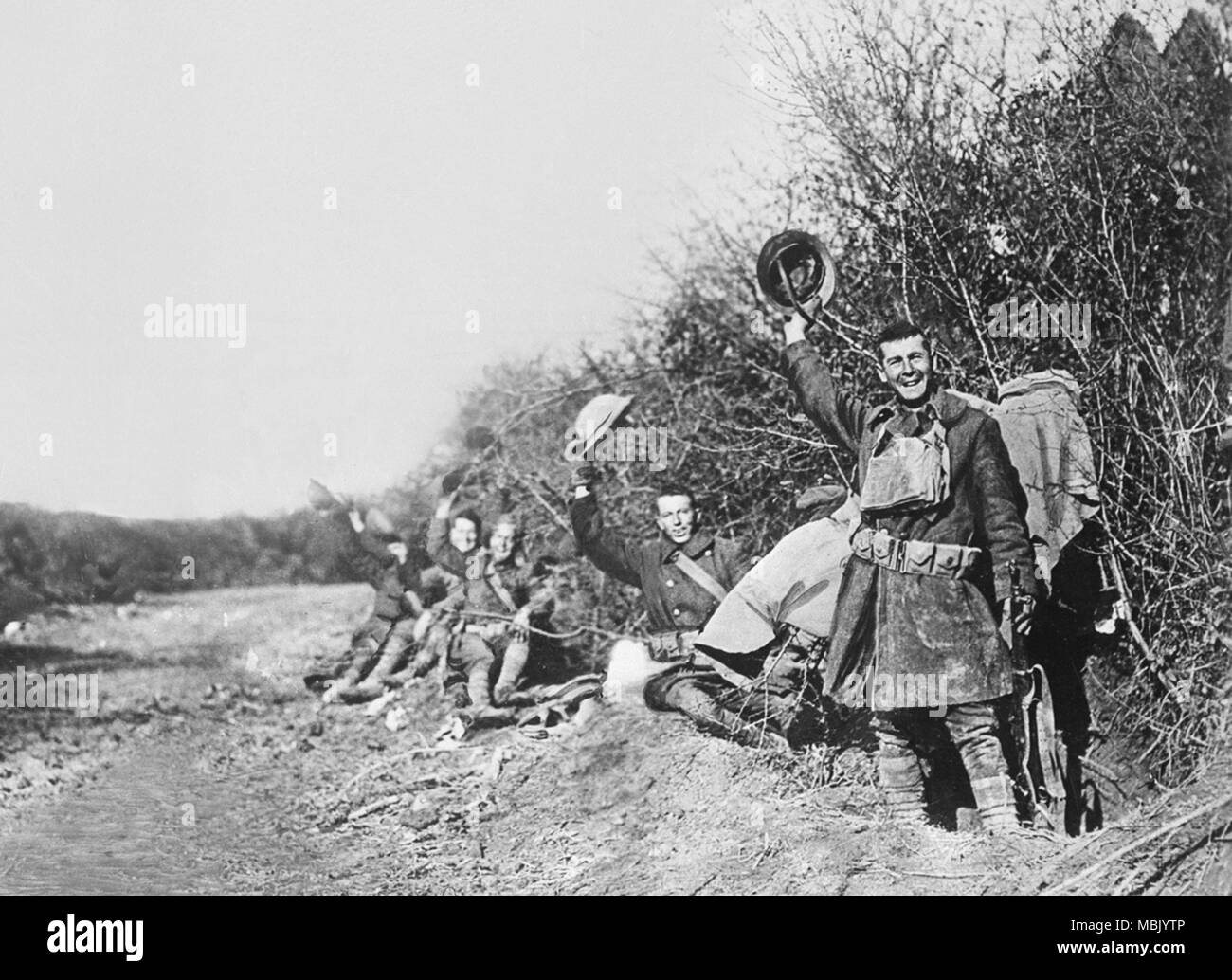 Caschi sollevato per la vittoria Foto Stock