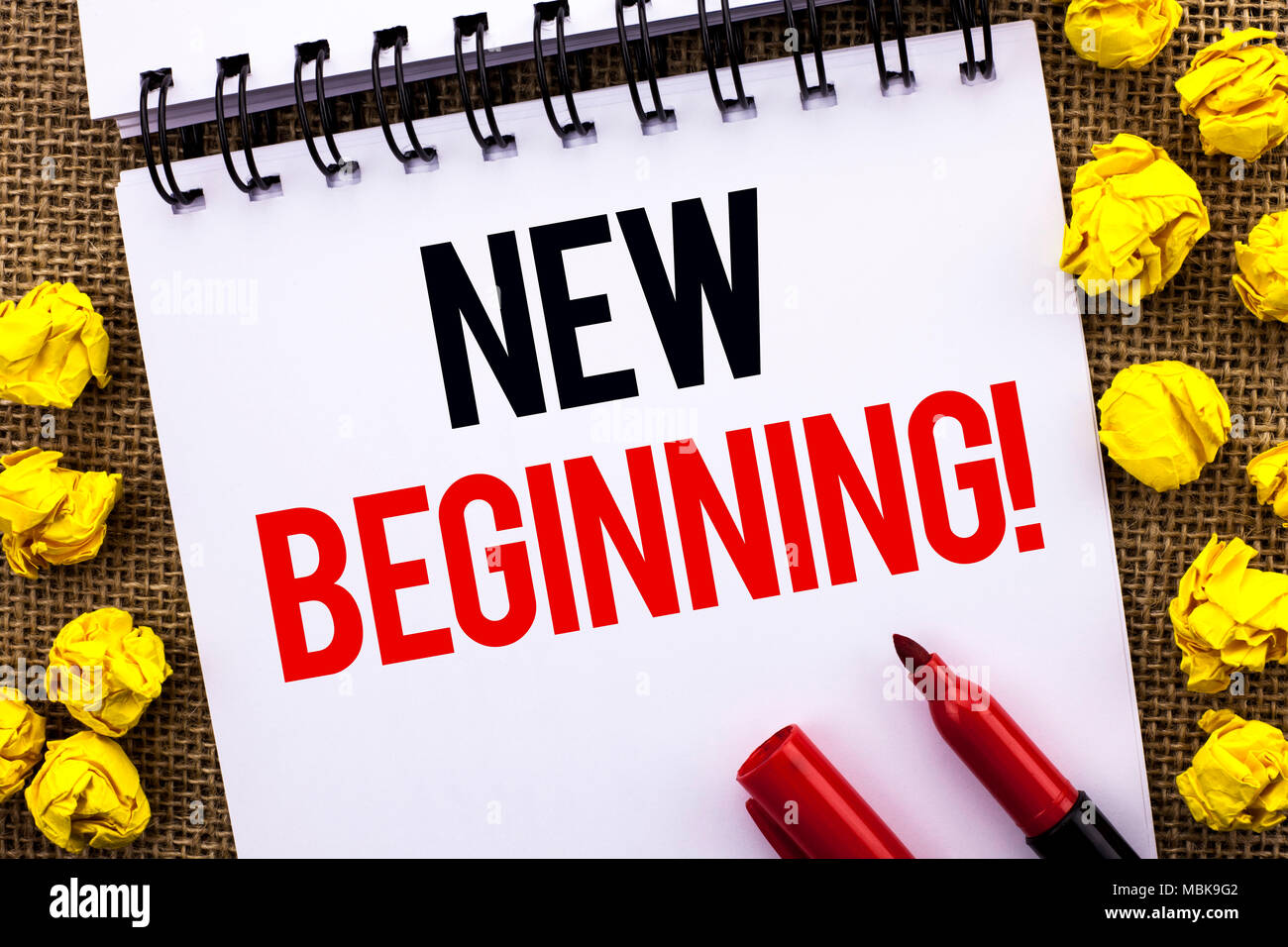 Testo della scrittura nuovo inizio chiamata motivazionali. Concetto significato Fresh Start cambia forma la crescita Vita scritta libro per notebook di iuta di marchio di sfondo Foto Stock