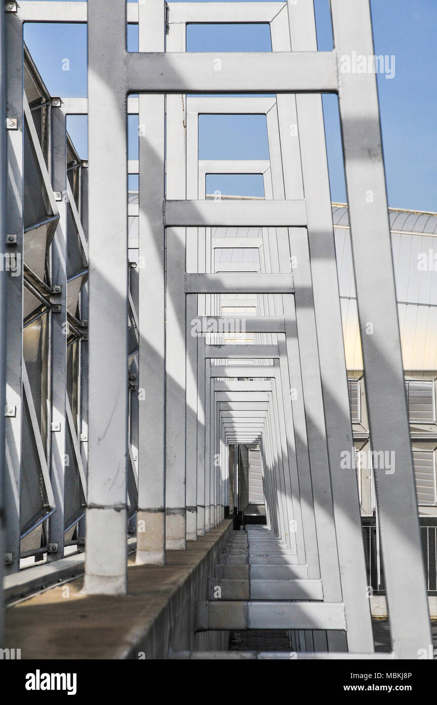 Struttura in acciaio di un edificio contro il cielo blu Foto Stock
