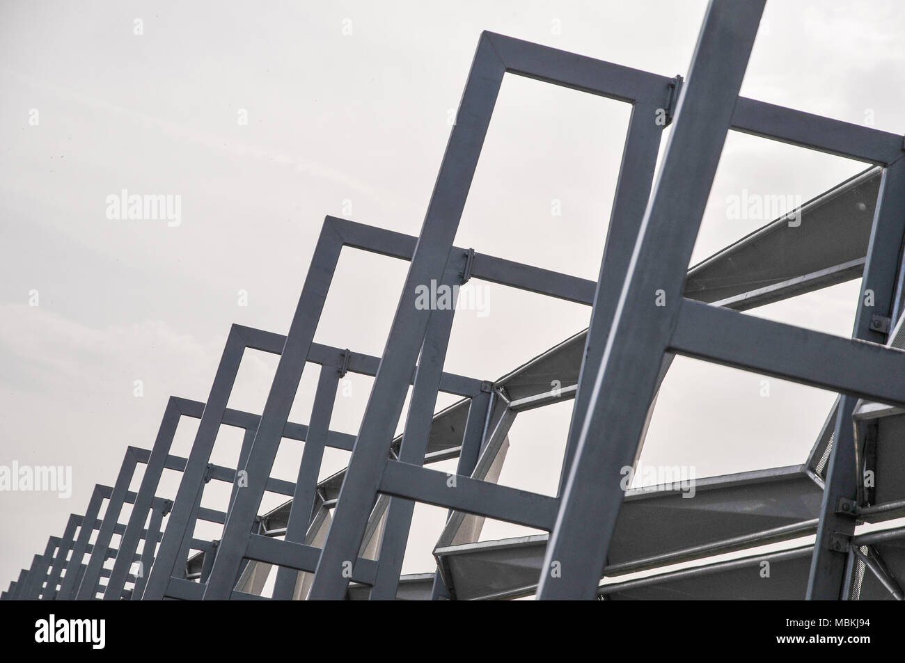 Tetto in acciaio, struttura metallica su un edificio moderno Foto Stock