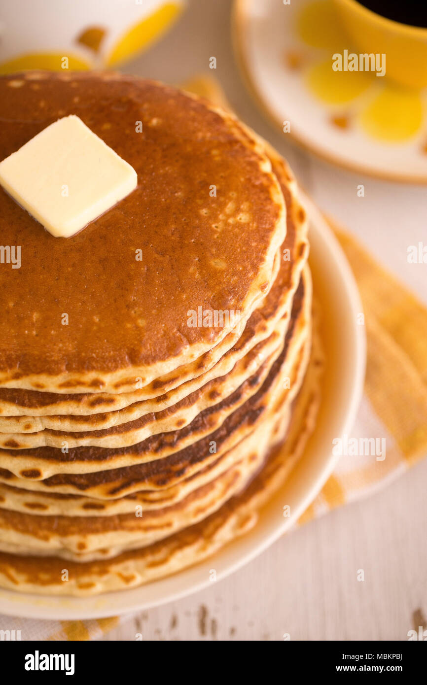Una pila di siero di latte fresco frittelle con burro e sciroppo Foto Stock