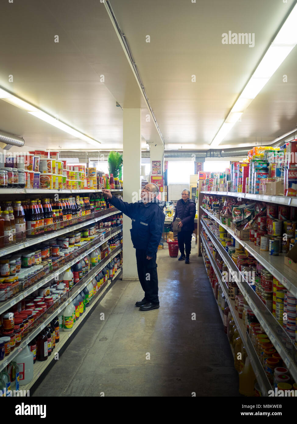 Un negozio di coppie senior presso An-an Market, un negozio di alimentari asiatico a Chinatown, situato nel quartiere di Riversdale a Saskatoon, Saskatchewan, Canada. Foto Stock