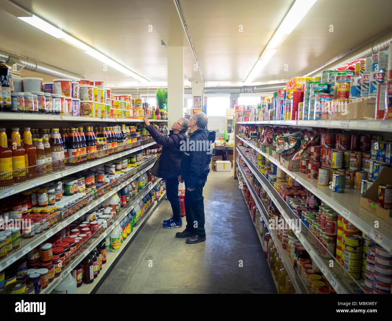 Un negozio di coppie senior presso An-an Market, un negozio di alimentari asiatico a Chinatown, situato nel quartiere di Riversdale a Saskatoon, Saskatchewan, Canada. Foto Stock