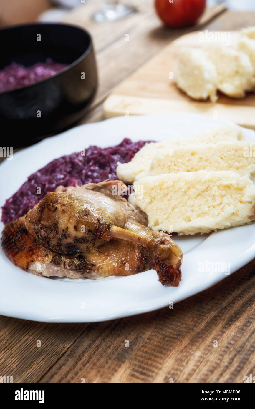 La cucina tradizionale ceca anatra al forno con cavoli rossi e gnocchi di patate Foto Stock