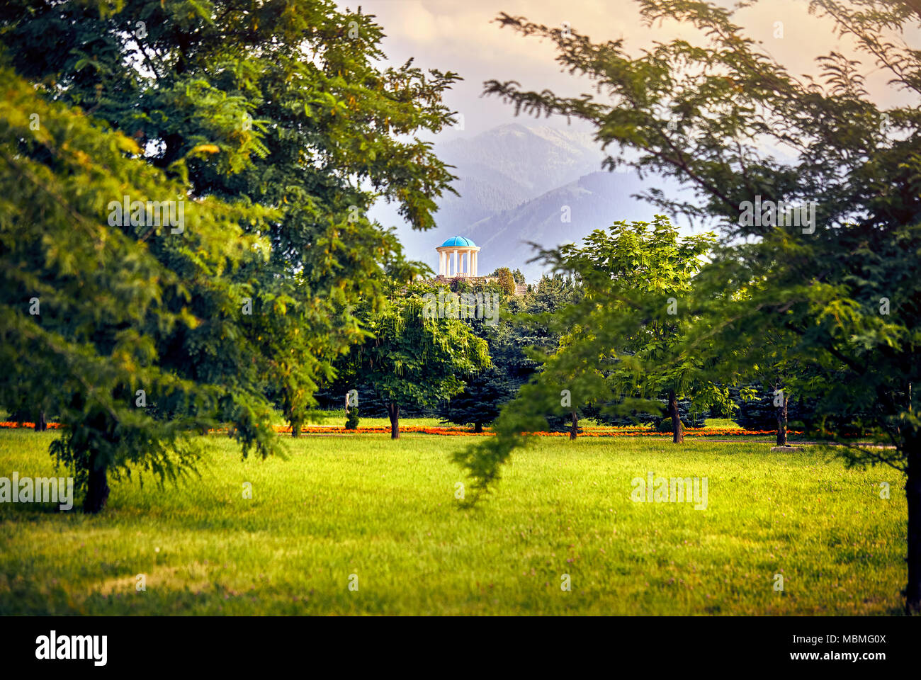 Monumento con colonna a sfondo delle montagne del parco del primo n Almaty, Kazakhstan Foto Stock