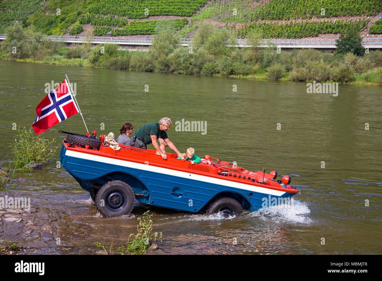 Anfibio militare auto sul fiume Moselle a Bruttig-Fankel, Renania-Palatinato, Germania Foto Stock