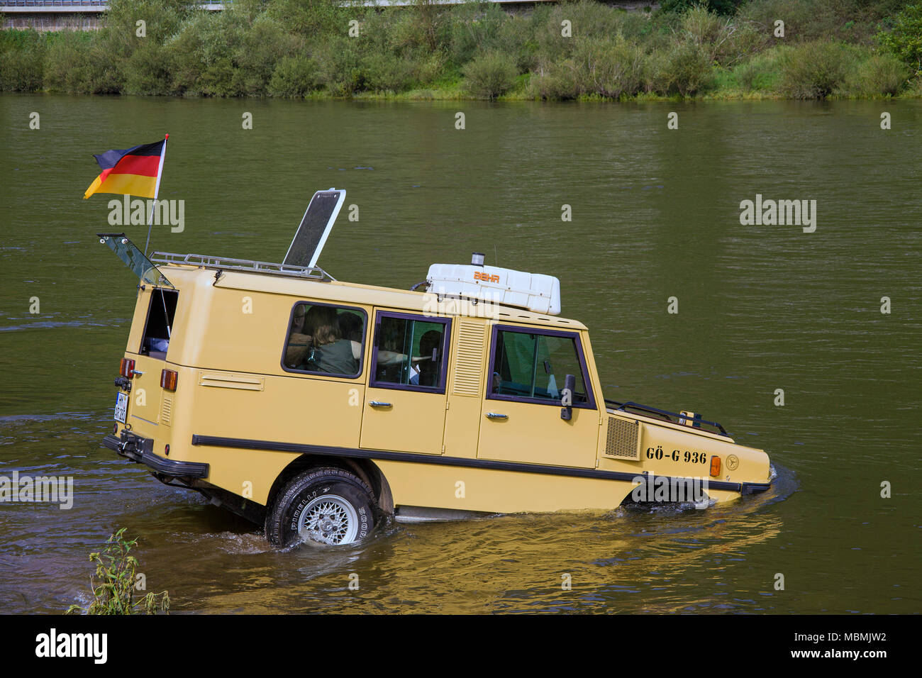 Amphi-Ranger, un tedesco veicolo anfibio sul fiume Moselle a Bruttig-Fankel, Renania-Palatinato, Germania Foto Stock