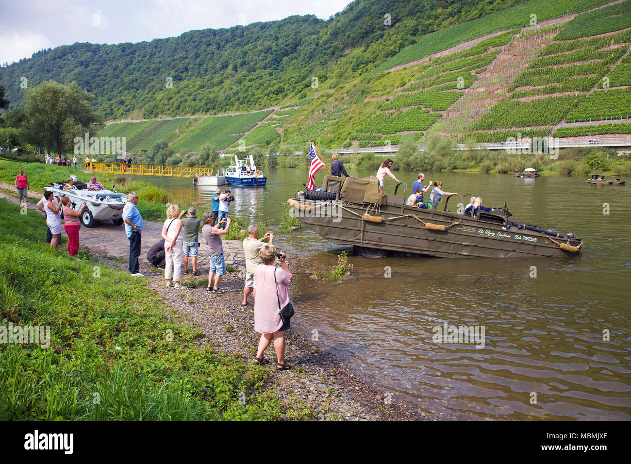 Guardare la gente di anfibio militare vetture al fiume Moselle a Bruttig-Fankel, Renania-Palatinato, Germania Foto Stock