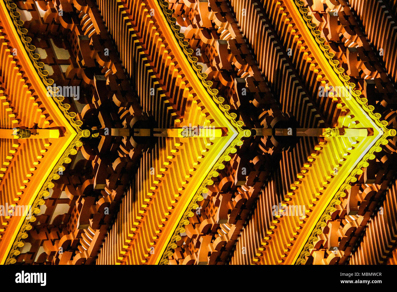 Abstract architettura con tradizionale pagoda giapponese illuminata di sera Foto Stock