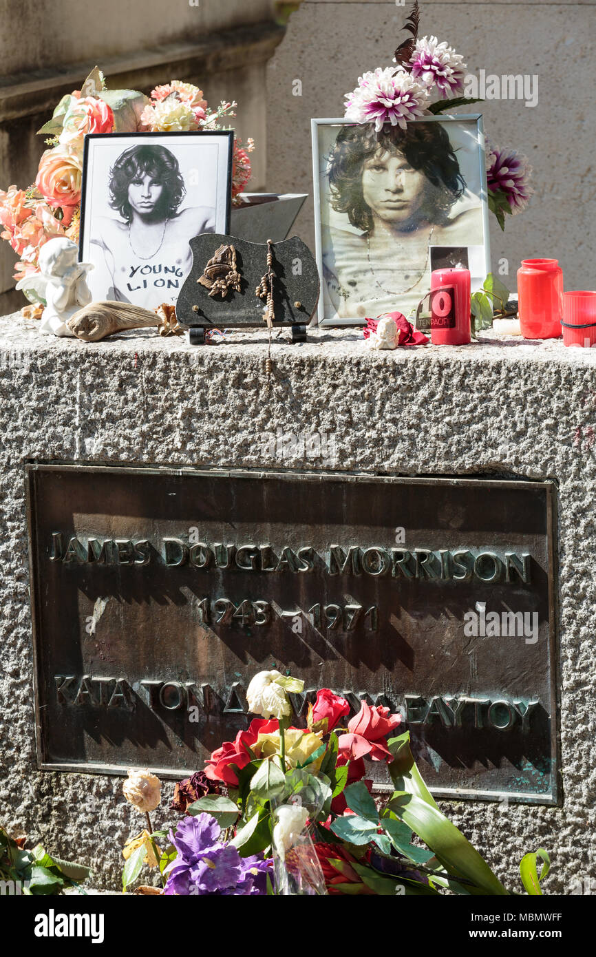 Parigi, Francia - Settembre 12, 2014:Jim Morrison tomba nel cimitero di Pere-Lachaise, Parigi. Ogni anno migliaia di appassionati e curiosi visitatori venuti per rendere omaggio a Foto Stock