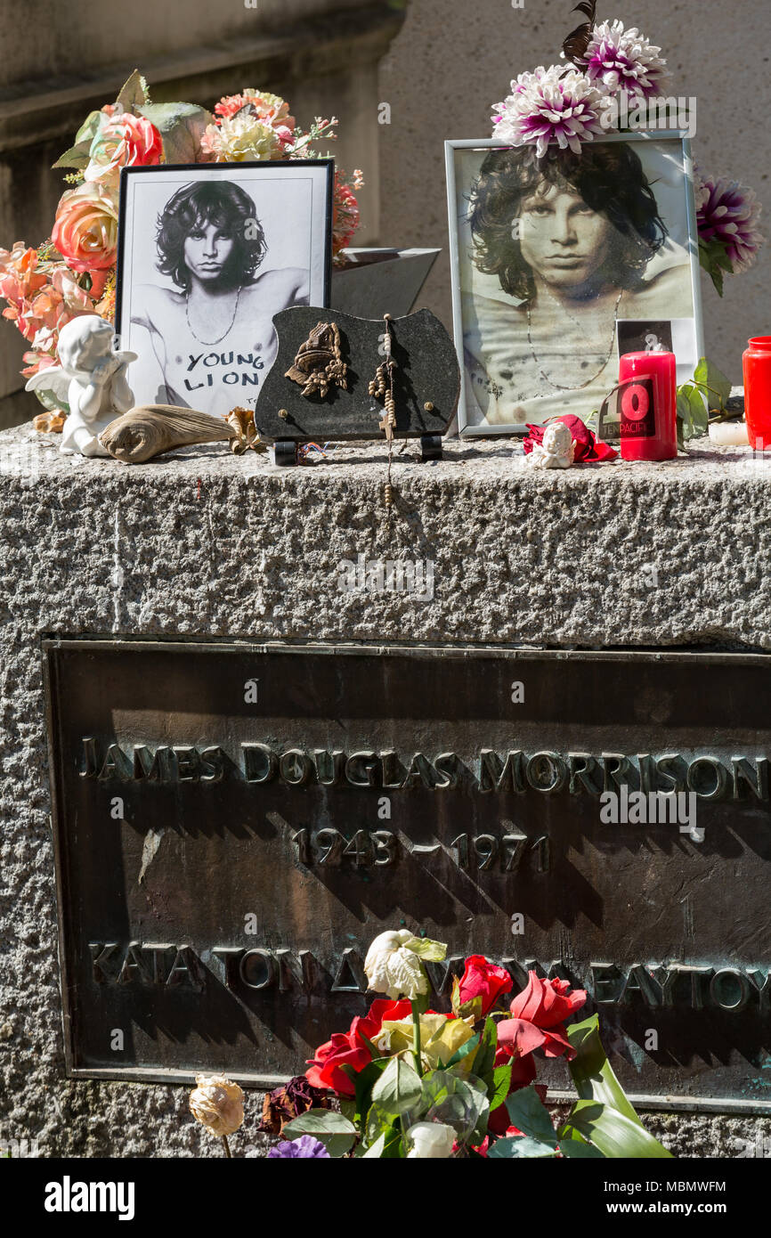 Parigi, Francia - Settembre 12, 2014:Jim Morrison tomba nel cimitero di Pere-Lachaise, Parigi. Ogni anno migliaia di appassionati e curiosi visitatori venuti per rendere omaggio a Foto Stock