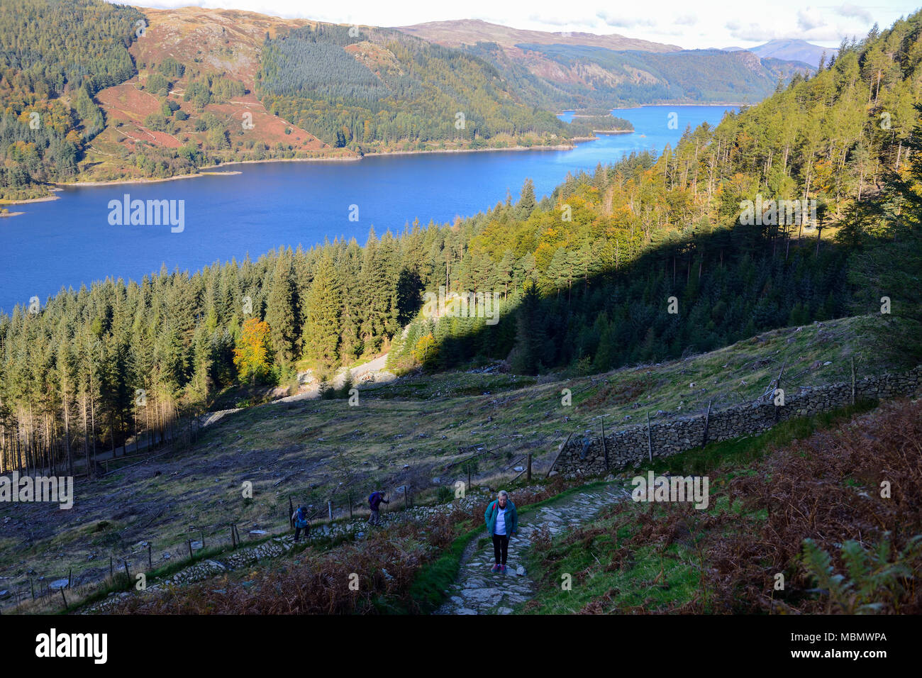 La salita da Wythburn a Helvellyn cresta con vista su Thirlmere nel Parco nazionale del Lake District in Cumbria, Inghilterra Foto Stock