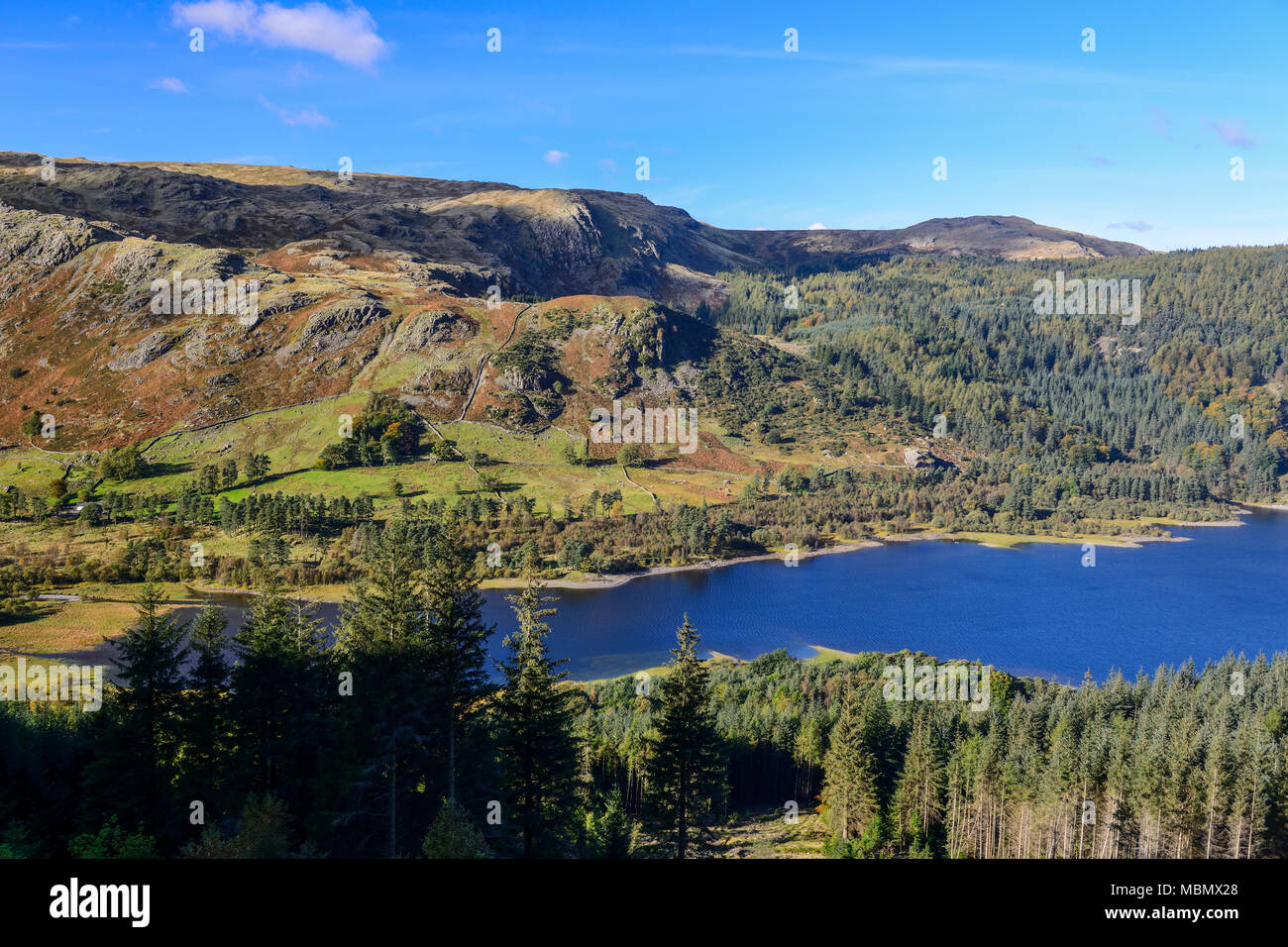 Vista su tutta Thirlmere dal Wythburn alla cresta Helvellyn sentiero nel Parco nazionale del Lake District in Cumbria, Inghilterra Foto Stock