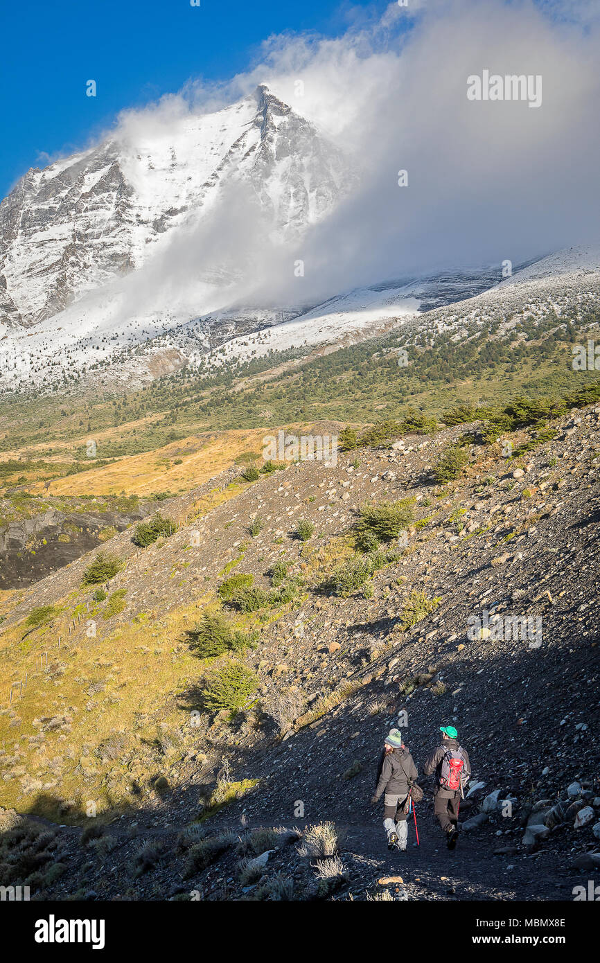 Gli escursionisti a piedi tra Torres e rifugio Rifugio Cuernos, Valle Ascencio valle, parco nazionale Torres del Paine, Patagonia, Cile Foto Stock