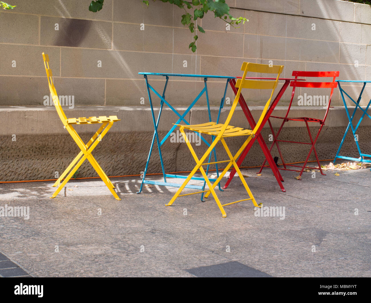 Rosso e Giallo sedie per esterni Foto Stock