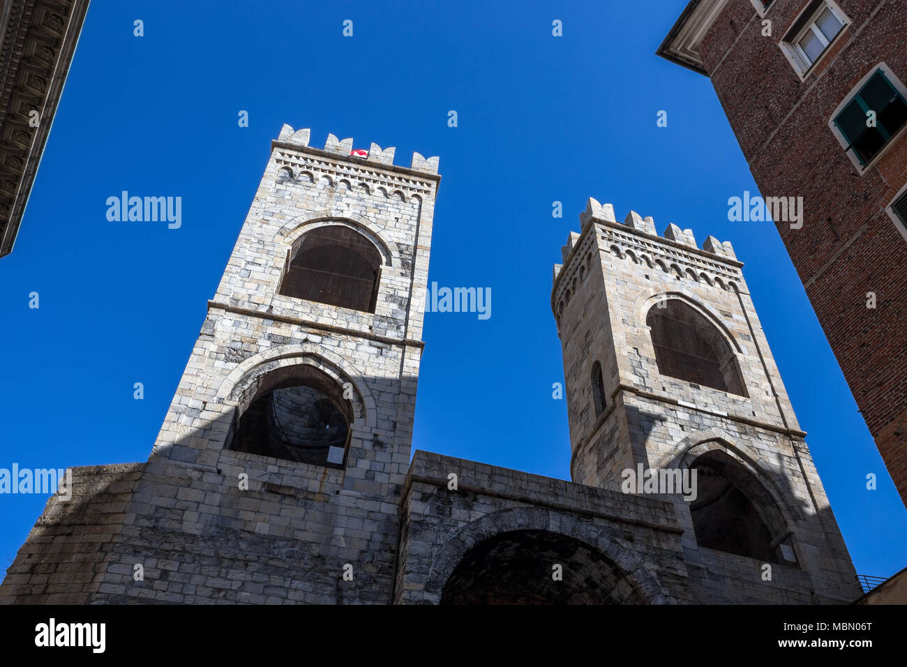 Genova, Italia, Aprile 5, 2018 - Vista di Porta Soprana o Saint Andrew's Gate a Genova, Italia Foto Stock
