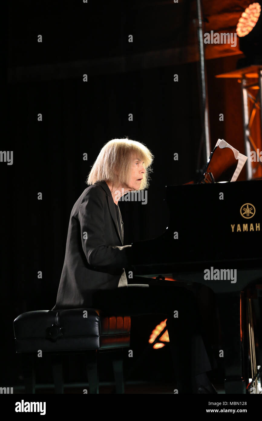 A Cracovia, Polonia - 3 Novembre 2015: Carla Bley Trio riproduzione di musica dal vivo presso il Jazz Cracovia tutte le anime Day Festival a Cracovia. Polonia Foto Stock