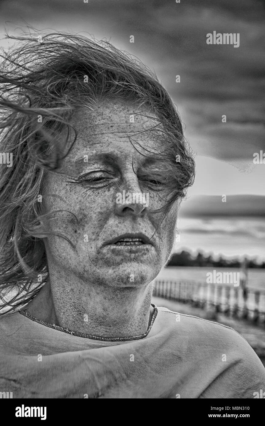 Ritratto artistico di una donna nel dolore. Foto Stock