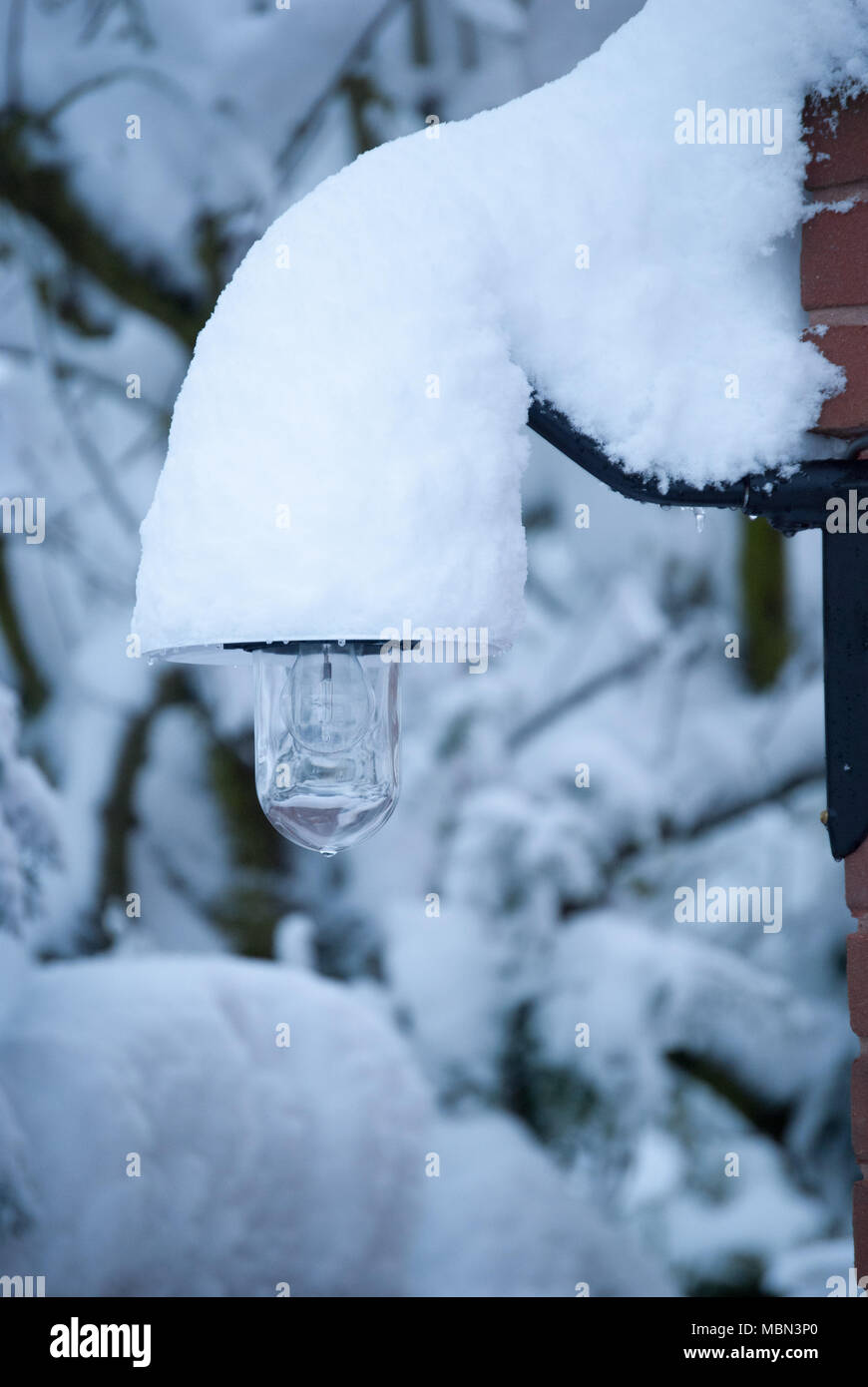 Al di fuori di un fienile della lampada di stile con una profonda copertura di neve a tempo di Natale. Immagine invernale, condizioni di congelamento. Foto Stock